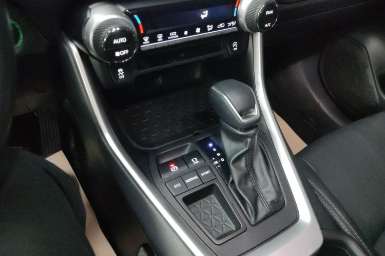 丰田 威兰达 2023款 2.0L CVT两驱豪华PLUS版中控内饰18