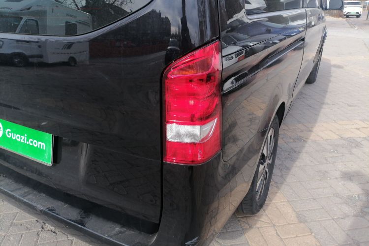 奔驰 威霆 2021款 2.0T 精英版 7座车身外观9