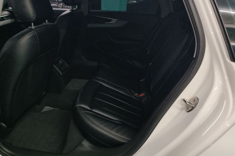 奥迪A4L 2018款 30周年年型 30 TFSI 进取型中控内饰21