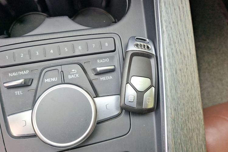 奥迪A4L 2017款 45 TFSI quattro 风尚型中控内饰7001