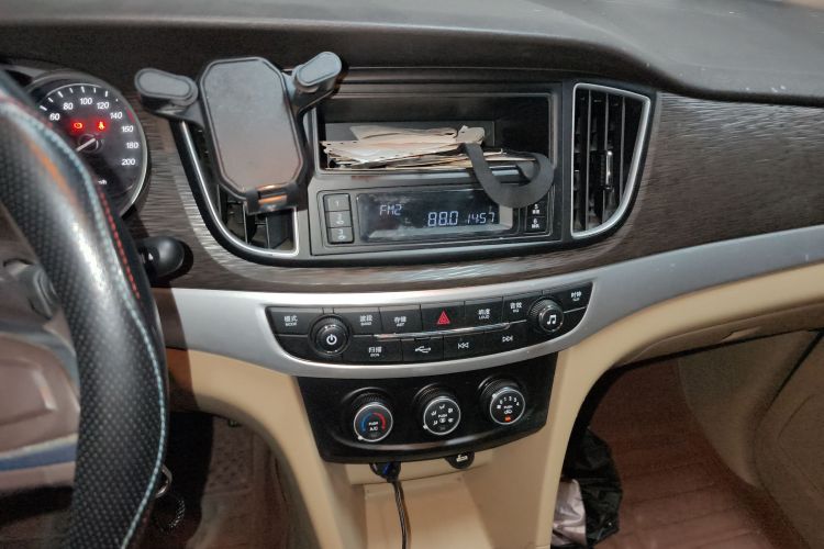 宝骏730 2019款 1.5L 手动超值型 7座 国VI中控内饰16