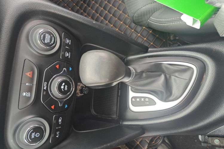 菲亚特 菲翔 2012款 1.4T 自动尊享版中控内饰18