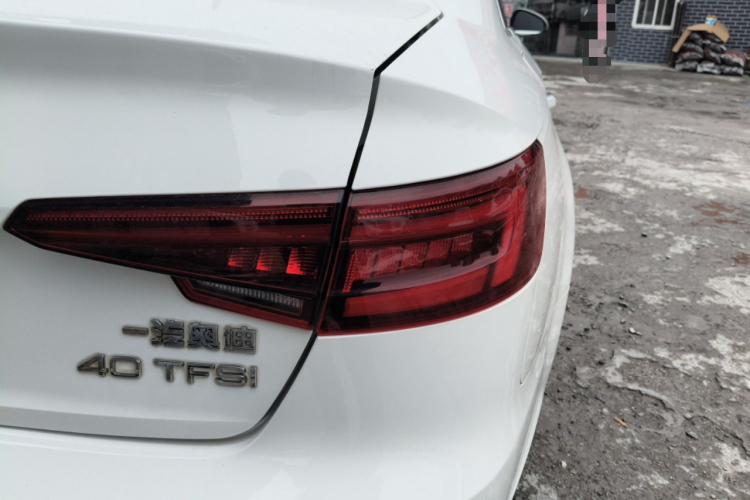 奥迪A4L 2018款 30周年年型 40 TFSI 进取型车身外观9