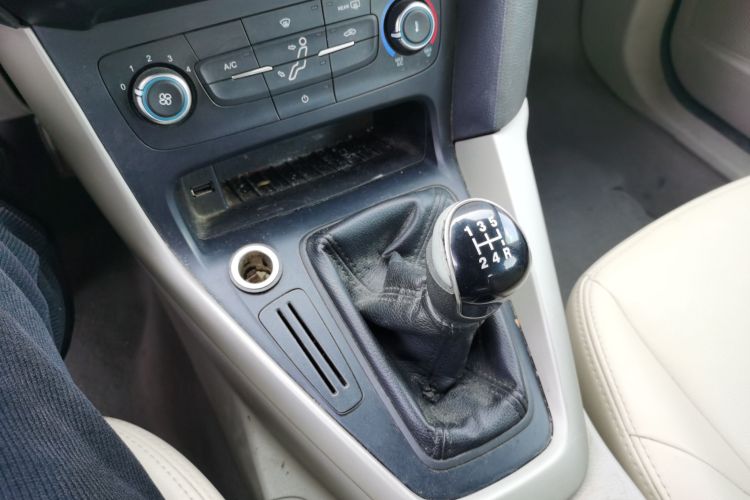 福特 福克斯 2015款 三厢 1.6L 手动舒适型中控内饰18