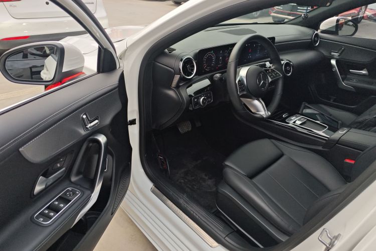 奔驰A级 2023款 A 180 L中控内饰20