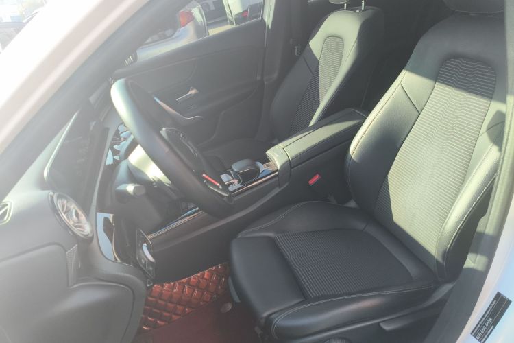 奔驰A级(进口) 2019款 A 200 动感型中控内饰19