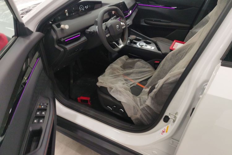 长安UNI-V 2024款 1.5T 尊贵型中控内饰20