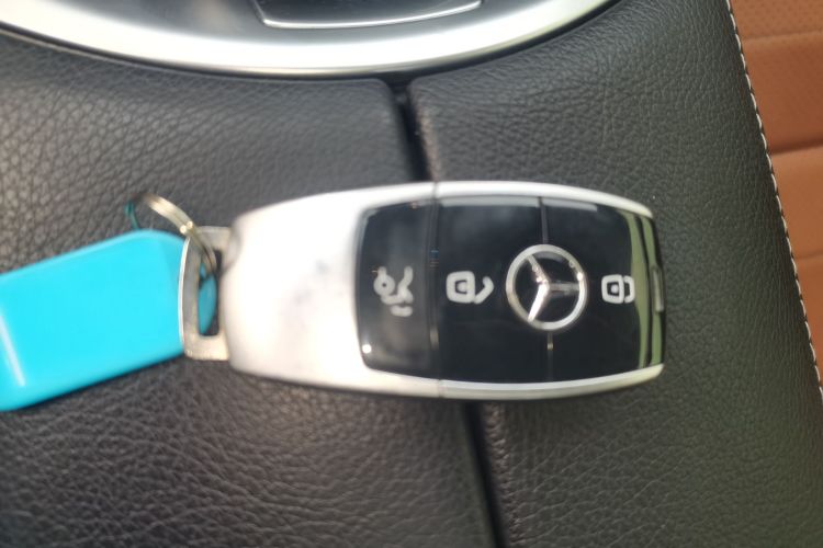 奔驰C级(进口) 2017款 C 200 轿跑版中控内饰7001