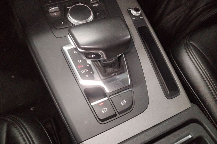 奥迪Q5L 2018款 40 TFSI 荣享进取型 国V中控内饰18