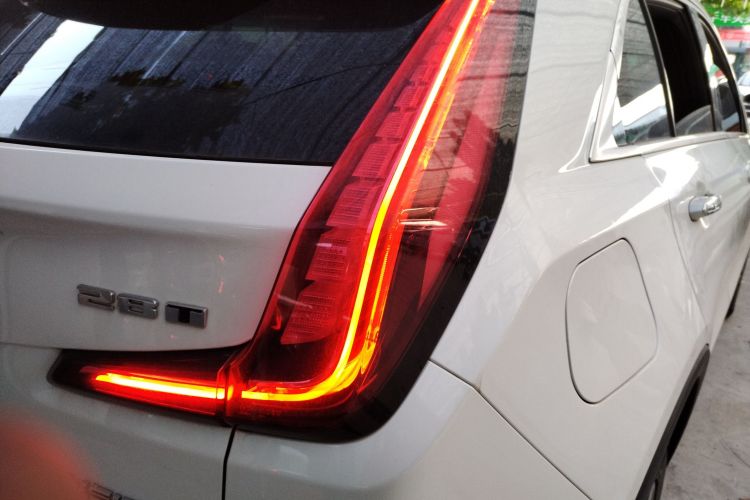 凯迪拉克XT4 2021款 28T 两驱豪华型车身外观9