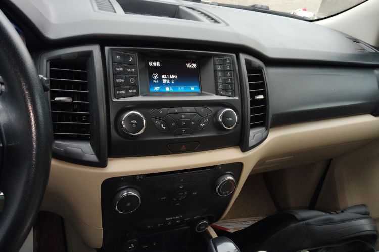 福特 撼路者 2017款 2.0T 汽油自动四驱菁英版 5座局部细节16