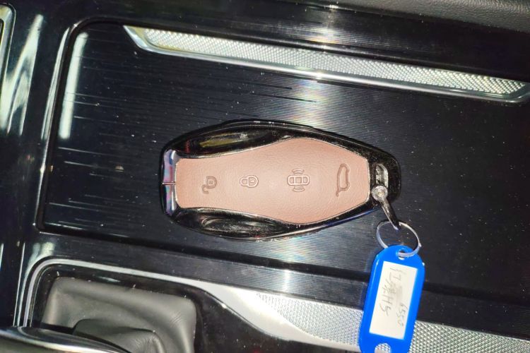 红旗H5 2023款 2.0T 自动智联旗畅版中控内饰7001