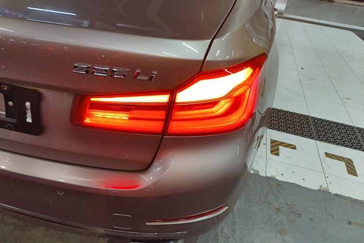 宝马5系 2018款 525Li 豪华套装车身外观9