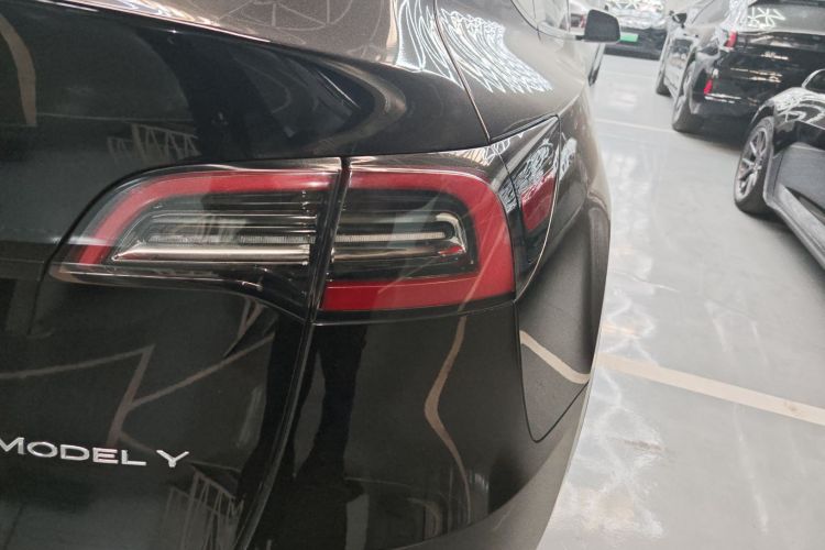 特斯拉 Model Y 2022款 改款 后轮驱动版车身外观9