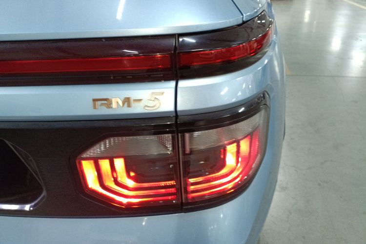 宝骏RM-5 2019款 1.5L CVT 24小时在线精英型 7座车身外观9