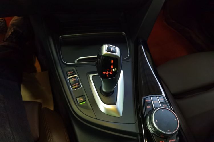 宝马3系 2019款 320Li 时尚型中控内饰18