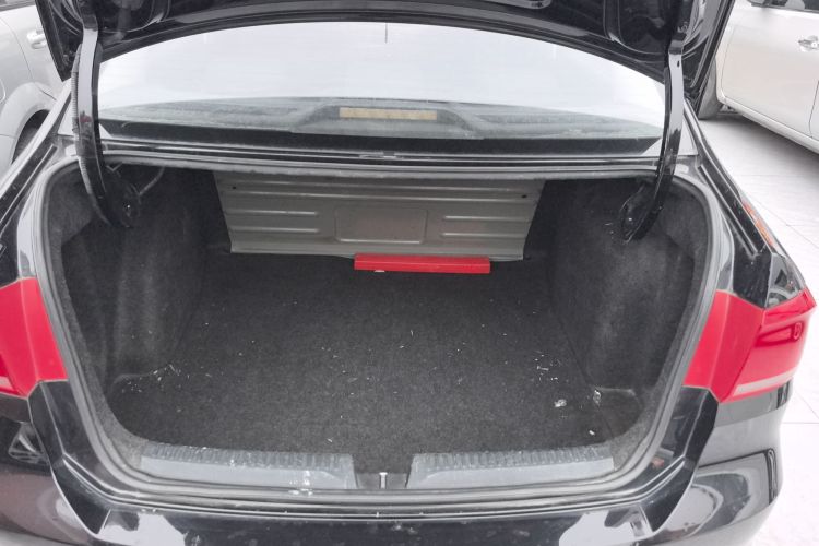 大众 桑塔纳 2013款 1.6L 手动风尚版机舱底盘23