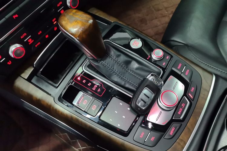 奥迪A6L 2018款 30周年年型 50 TFSI quattro 尊享型中控内饰18