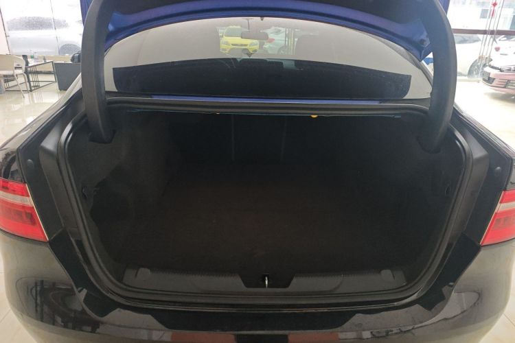 捷豹XEL 2019款 2.0T 200PS 豪华版机舱底盘23