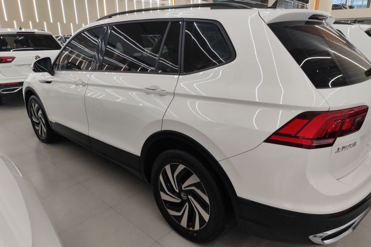 大众 途观L 2022款 330TSI 自动两驱舒享版车身外观4