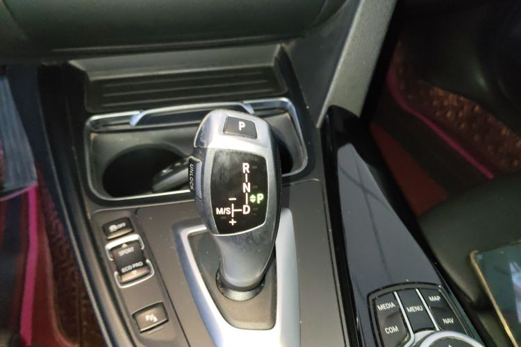 宝马3系GT 2019款 320i 时尚型中控内饰18