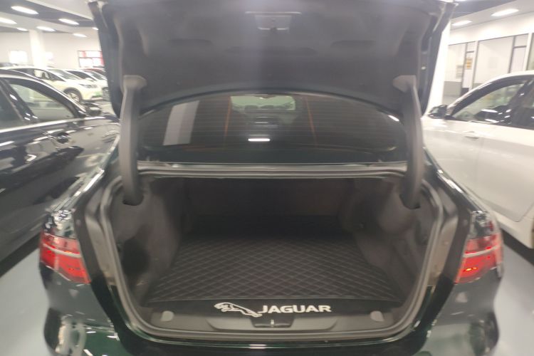 捷豹XEL 2024款 2.0T 250PS R-DYNAMIC S耀黑运动版机舱底盘23
