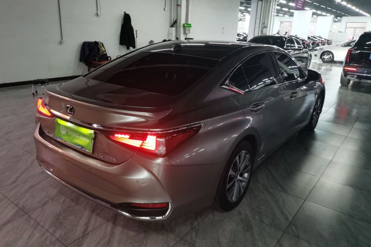 雷克萨斯ES 2020款 300h 卓越版车身外观7