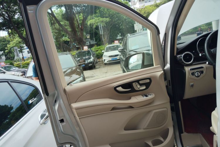 奔驰V级 2017款 V 260 领航版中控内饰47