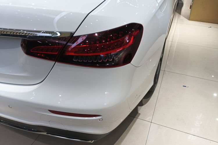 奔驰E级 2021款 E 300 L 运动豪华型车身外观9