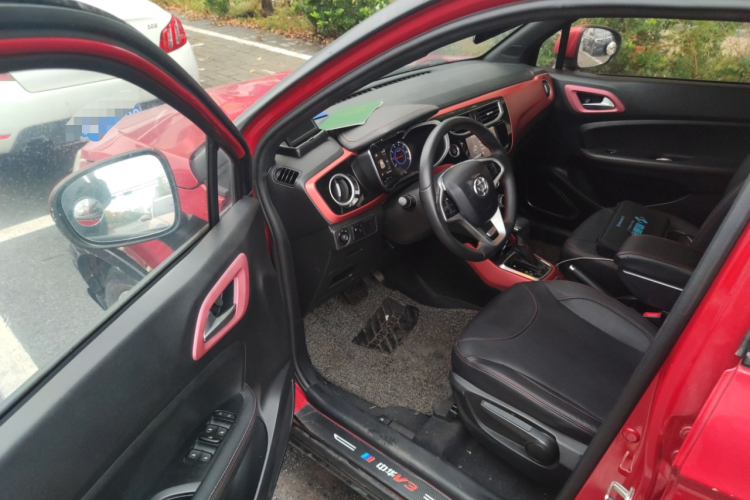 中华V3 2015款 1.5L 自动智能型中控内饰7003