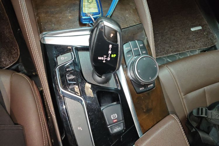 宝马5系 2019款 改款 525Li 豪华套装中控内饰18