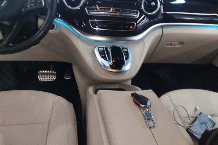 奔驰V级 2018款 V 260 尊贵版 国VI中控内饰18