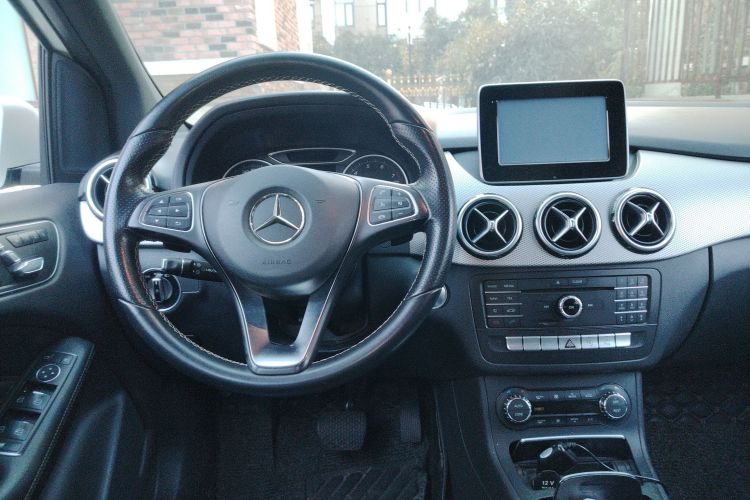 奔驰B级 2015款 B 200 时尚型局部细节13