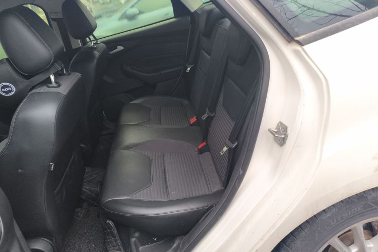 福特 福克斯 2015款 三厢 1.6L 手动风尚型中控内饰21