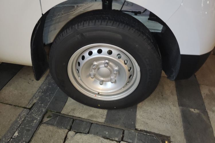 上汽大通MAXUS 大拿V1 2025款 低顶 多功能版 42kWh车身外观10