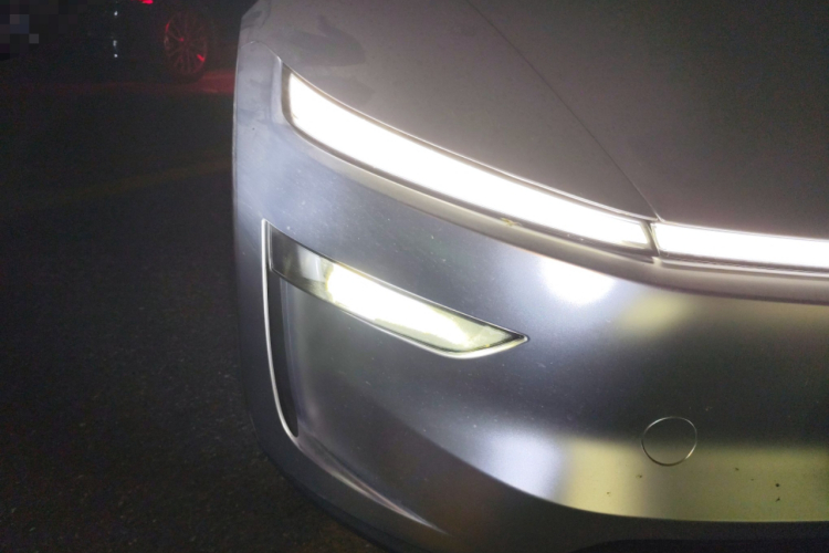 特斯拉 Model Y 2025款 后轮驱动版车身外观8