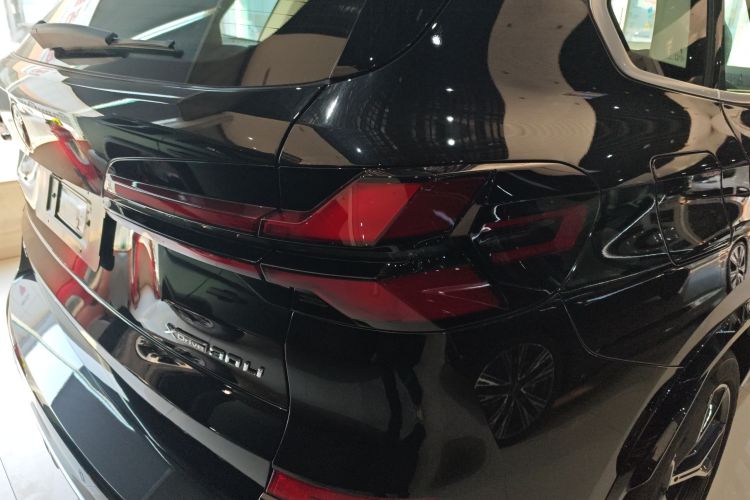 宝马X5 2025款 xDrive 30Li 尊享型M运动曜夜套装车身外观9