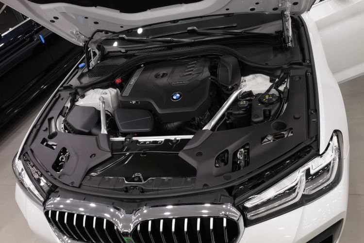 宝马5系 2023款 530Li 领先型 M运动套装机舱底盘24