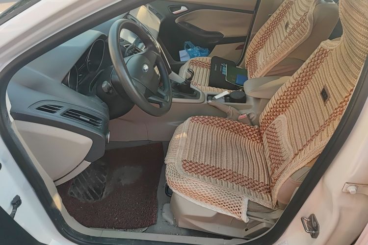 福特 福克斯 2015款 三厢 1.6L 手动舒适型中控内饰19