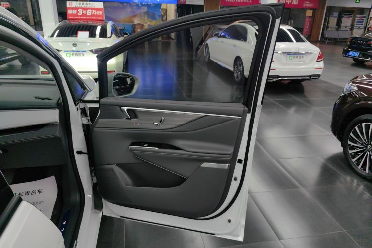 别克GL8 2025款 陆尊 智享版中控内饰7005