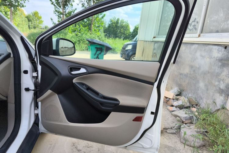 福特 福克斯 2015款 三厢 1.6L 自动舒适型中控内饰7005