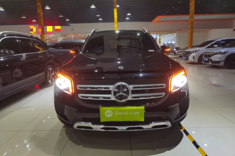 奔驰GLB 2023款 GLB 220 动感型车身外观2