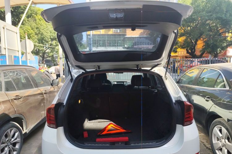 宝马X1 2015款 sDrive18i 时尚晋级版机舱底盘23