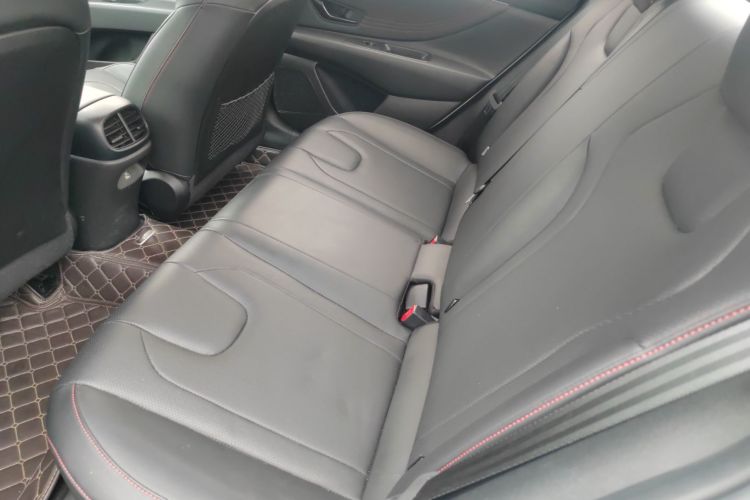 现代 伊兰特 2022款 240TGDi DCT LUX尊贵版中控内饰21