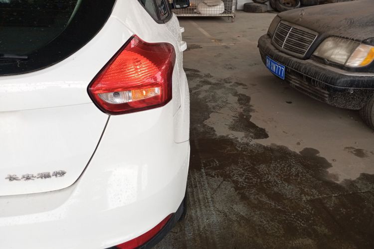 福特 福克斯 2017款 两厢 1.6L 自动舒适型智行版车身外观9