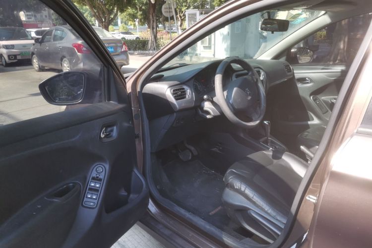 标致301 2014款 1.6L 自动舒适版中控内饰20