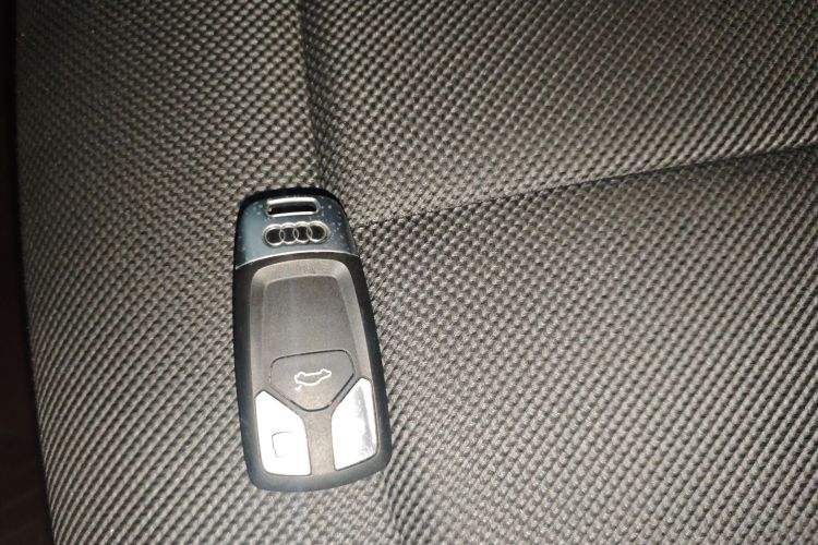 奥迪A4L 2018款 30周年年型 40 TFSI 进取型中控内饰11