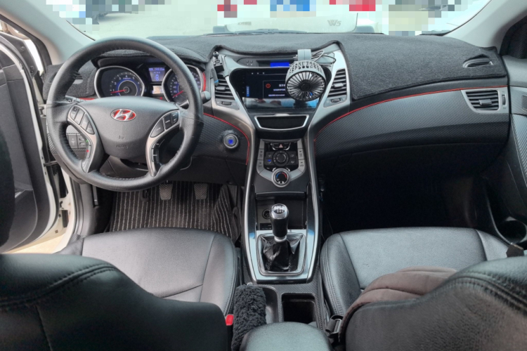 现代 朗动 2012款 1.6L 手动领先型中控内饰12