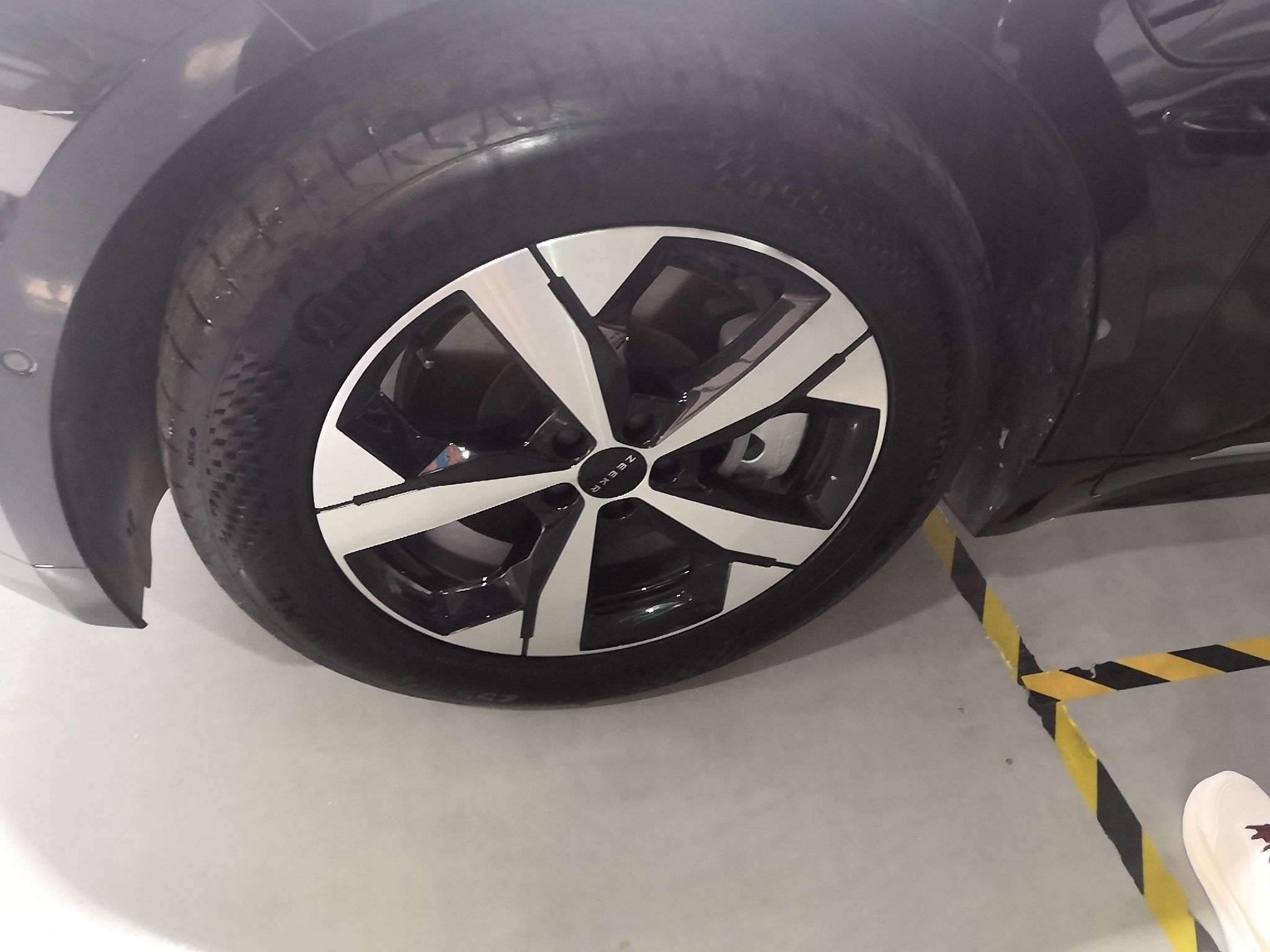 极氪001 2022款 长续航双电机 WE版