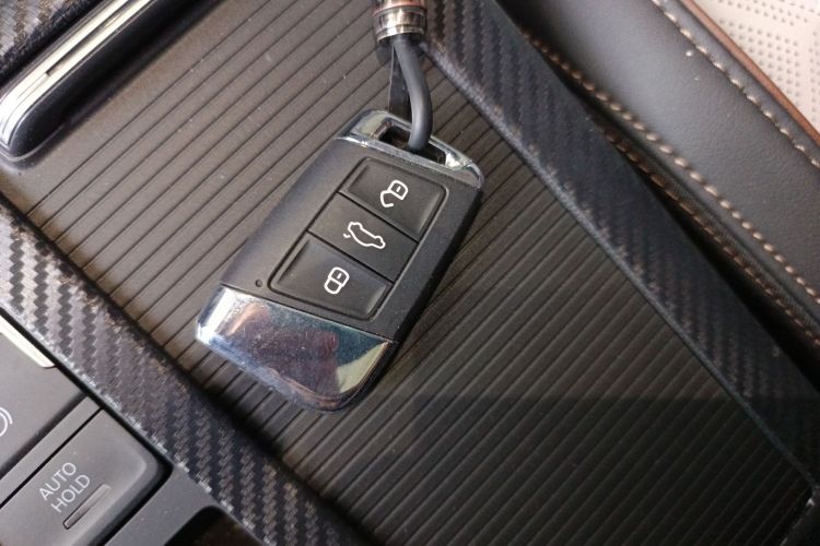 大众 迈腾 2023款 200万辆纪念版 380TSI DSG旗舰型中控内饰7001